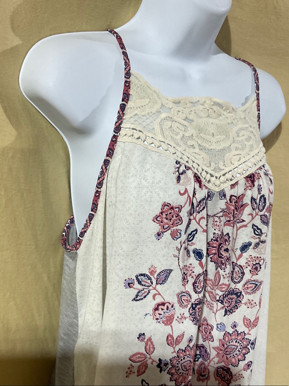Jolt Size XL Cream Floral Lace-Trim Spaghetti Strap Camisole - Picture 3 of 6